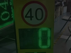 Op een paal gemonteerde, op zonne-energie aangedreven LED-radarpacemonitoren met afstandsbediening en gegevenslogging